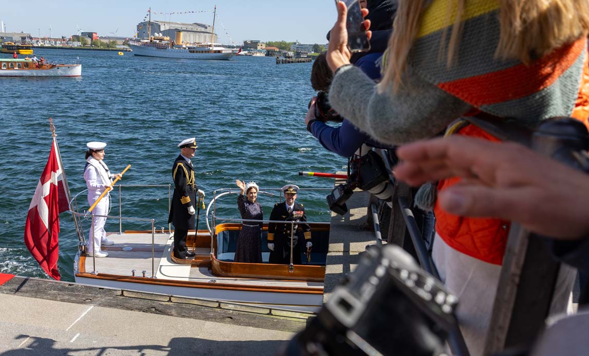 I dag gik det nye Kongepar for første gang officielt ombord på Kongeskibet Dannebrog