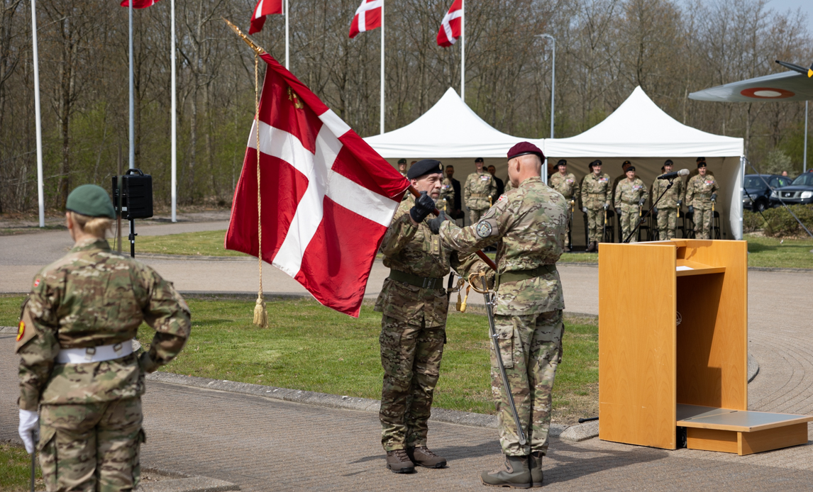 Generalmajor Gunner Arpe Nielsen afleverer kommandofanen til forsvarschefen.