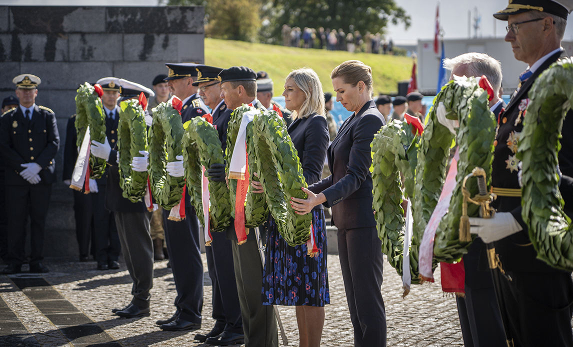 Repræsentanter for det officielle Danmark ved kranselægningen på Kastellet.