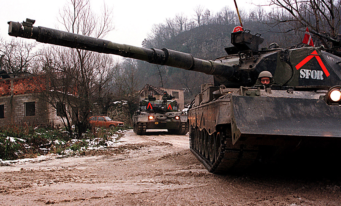 Danske kampvogne på patrulje omkring Doboj i december 1998.