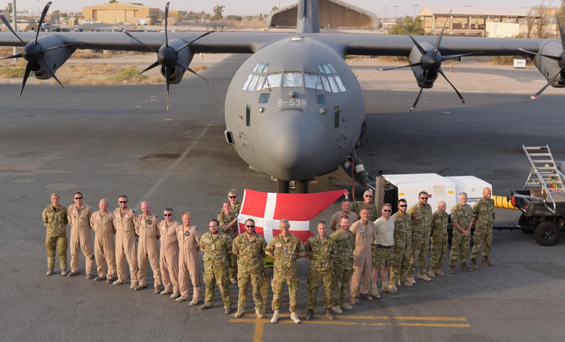 Soldaterne ved Hercules-bidraget fejrer flagdagen for Danmarks udsendte den 5. september 2016. Dette er de 23 mand, som udgør hold 2 af C-130 bidraget i Kuwait.