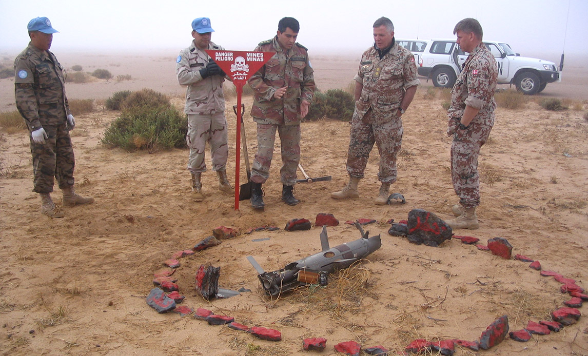 Kurt Mosgaard besøger en stilling bemandet med Polisario-soldater.