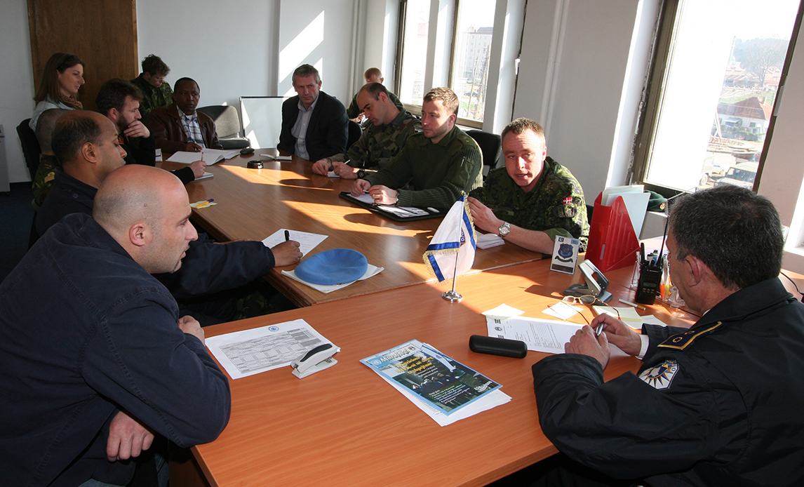 Dansk forbindelsesofficer til møde med politi fra Kosovo i byen Skenderaj i april 2005.