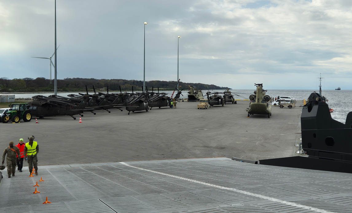 Danmark er i disse dage et knudepunkt, når amerikanske helikoptere, gods og køretøjer skal transporteres gennem Danmark i forbindelse med den store NATO-øvelse Steadfast Defender. Værtsnationsstøtten til USA er en vigtig opgave for Forsvaret og andre myndigheder.