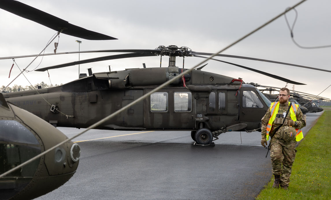 Danmark er i disse dage et knudepunkt, når amerikanske helikoptere, gods og køretøjer skal transporteres gennem Danmark i forbindelse med den store NATO-øvelse Steadfast Defender. Værtsnationsstøtten til USA er en vigtig opgave for Forsvaret og andre myndigheder.