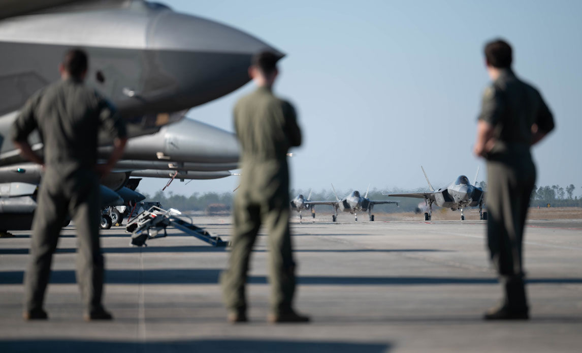 Piloter ser F-35 returnere efter endt flyvning.