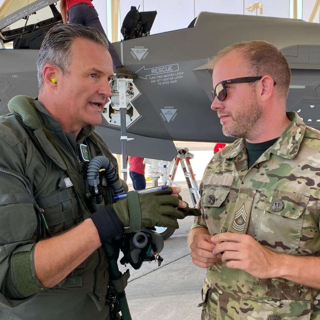 Arkivfoto, ’KIN’ og Anders drøfter planlægning forud for flyvning på Luke Air Force Base.
 I baggrunden ses et F-35 kampfly.