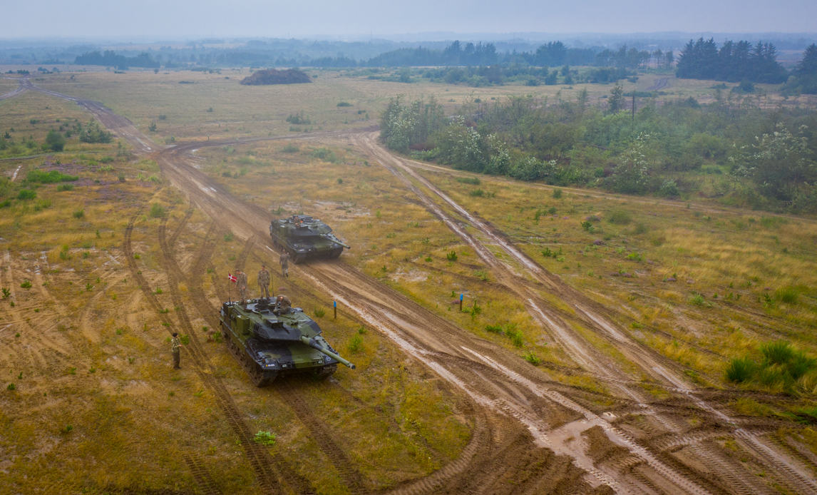 Leopard 2A7 kampvogne i øvelsesterrænet i Holstebro