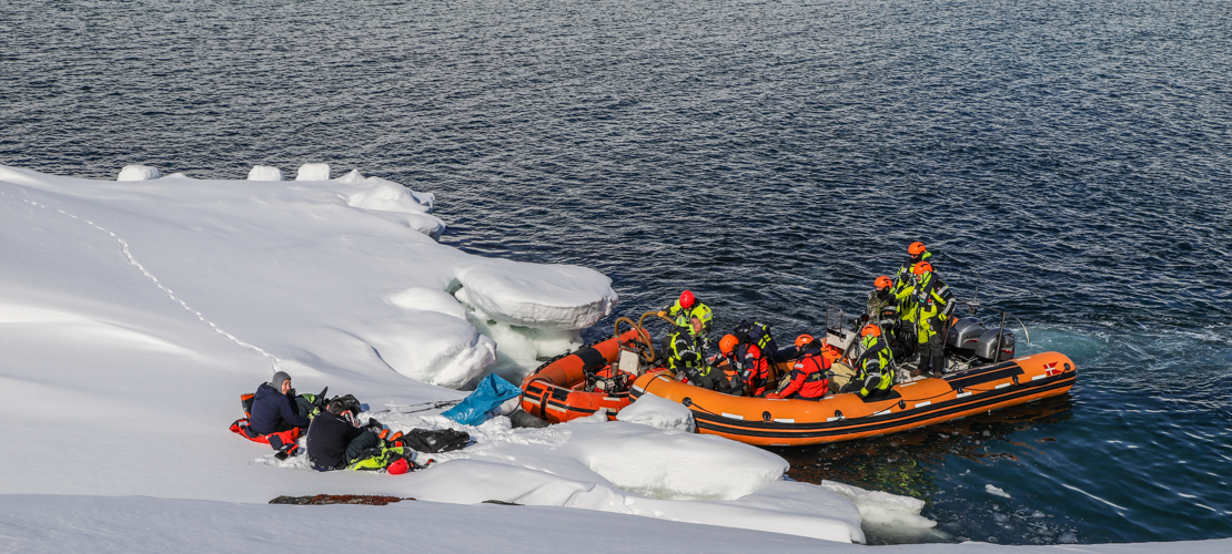 Øvelse Tappik, der træner redning til søs indenskærs i Grønland, stiller store krav til samarbejdet mellem de politikutterne, søværnets skibe, Beredskabet i Nuuk og Arktisk Kommando. Første øvelse i år var tilrettelagt af politiet. Foto er fra 3. maj 2018.