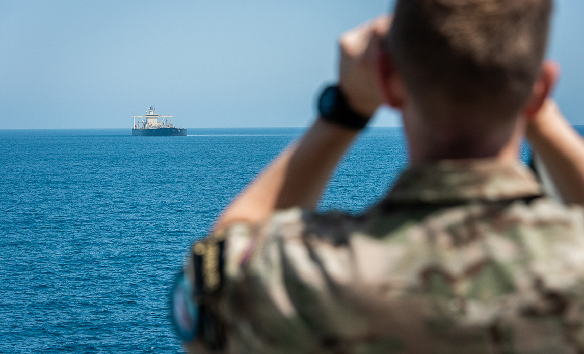Der går masser af tungt lastede handelsskibe igennem Hormuz-strædet. Fregatten Iver Huitfeldts opgave er at være til stede, observere og rapportere om eventuel unormal aktivitet. Foto: Iver Huitfeldt.