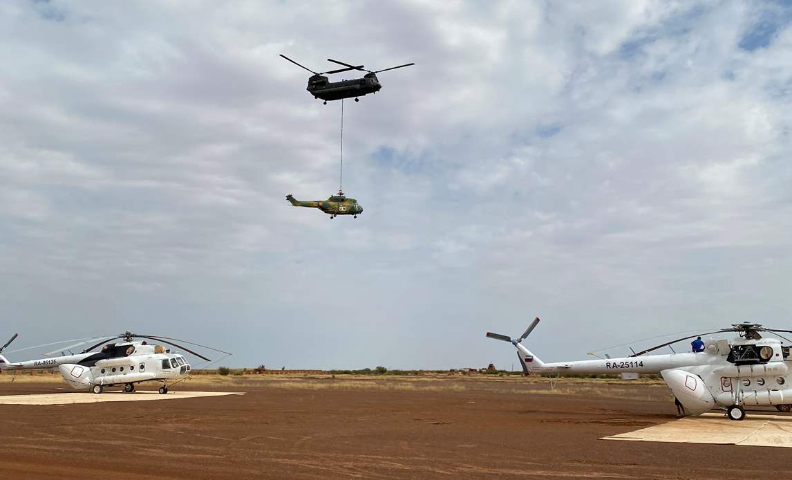 Ugen bød på en lidt speciel mission. Bidraget støttede en britisk CH-47 (Chinook) i forbindelse med, at der skulle flyttes en ikke-flyvedygtig FN-helikopter. Mens Chinook’en stod for selve løftearbejdet, medbragte den danske helikopter det nødvendige personel og fungerede som støtte og sikring under den cirka tre timer lange returflyvning.