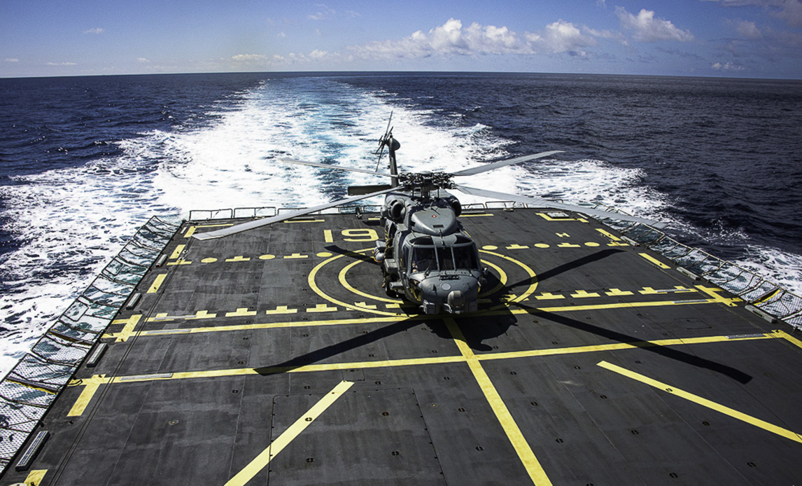 Iver Huitfeldt medbringer en SeaHawk MH60R helikopter.