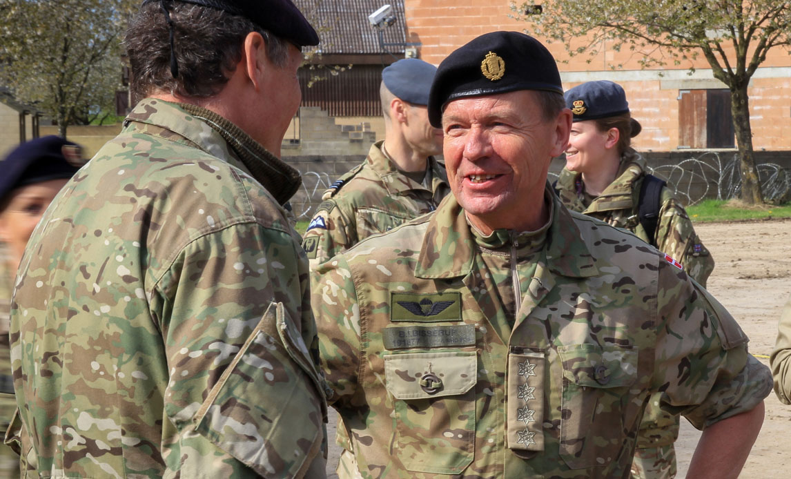Forsvarschef general Bjørn Bisserup på besøg på øvelse Joint Warrior i 2018.