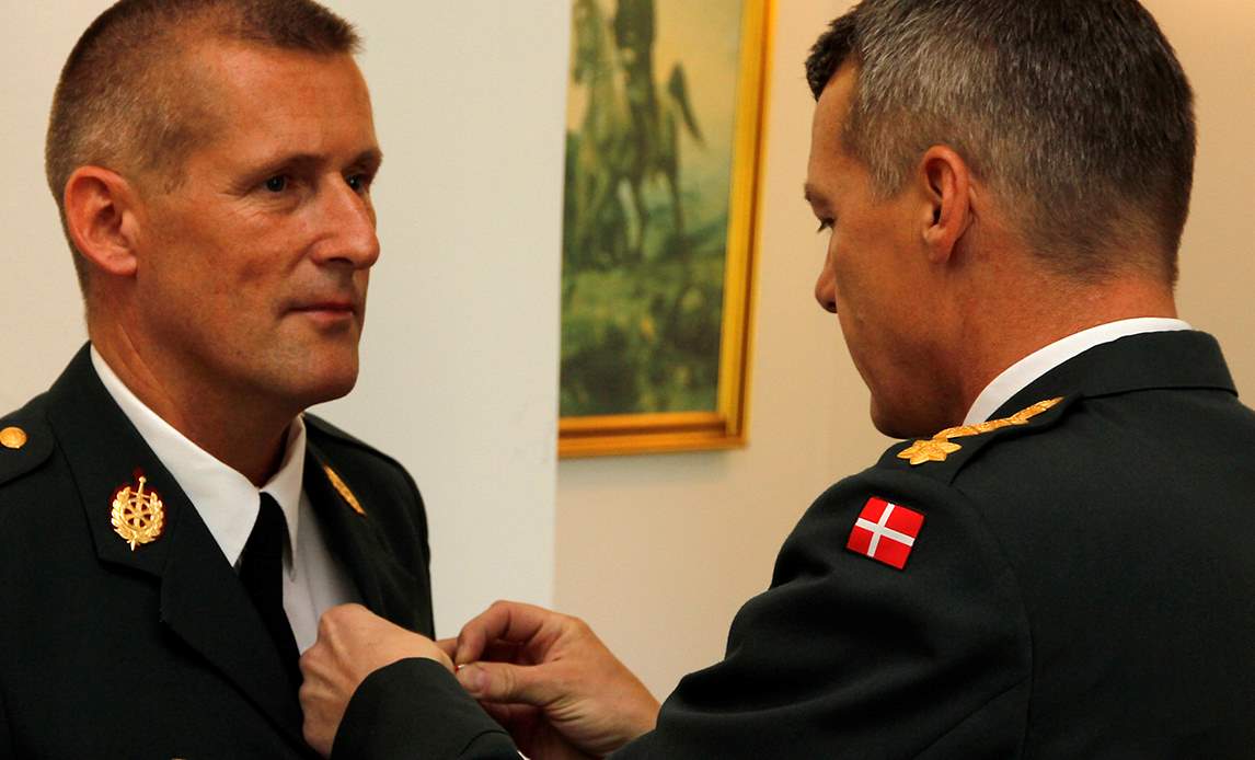 Den danske chefsergent John Christensen  får overrakt Forsvarets Medalje for Fremragende Tjeneste af forsvarschef, general Peter Bartram.