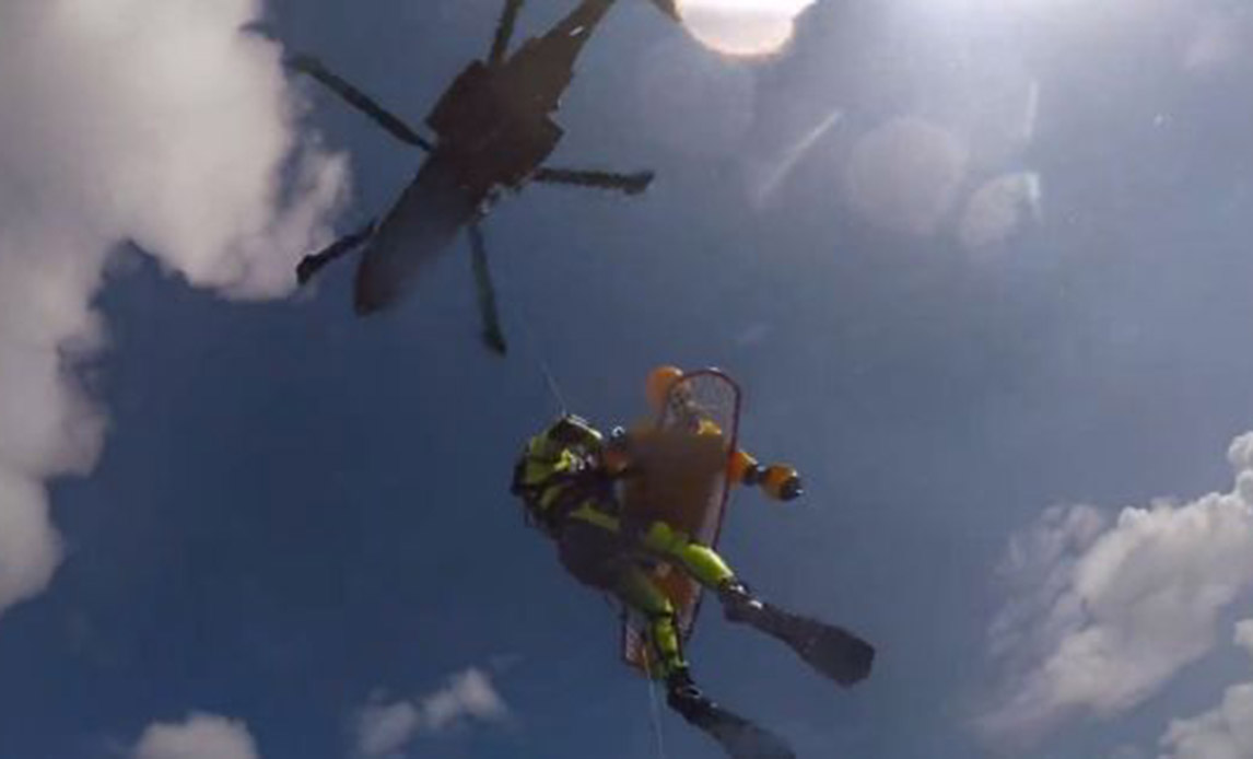 Besætningen på en redningshelikopter træner hoist