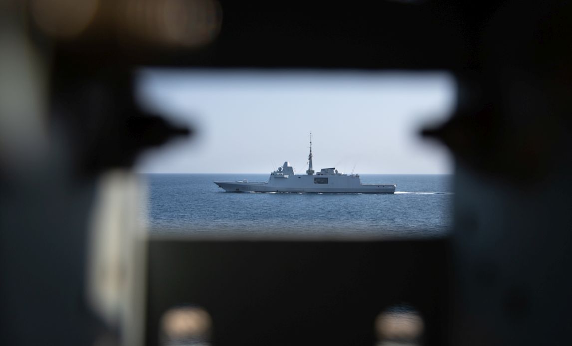 Iver Huitfeldt og den franske fregat FS Languedoc trænede i at sejle tæt på hinanden i forskellige manøvrer.