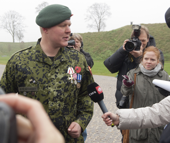 Uddeling af medaljer og tapperhedskors den 18. november 2011 på Kastellet Casper Westphalen Mathiesen fra Ingeniørregimentet modtager tapperhedskorset.