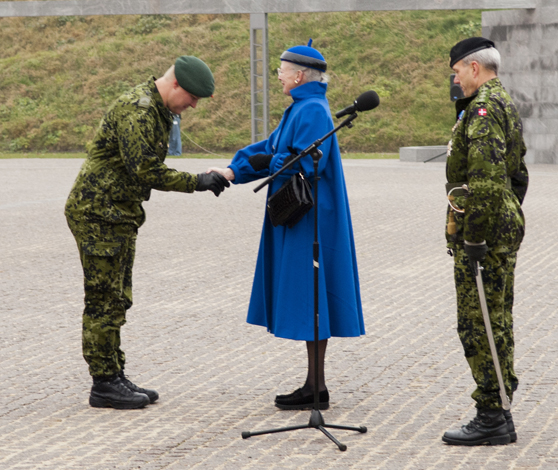 Uddeling af medaljer og tapperhedskors den 18. november 2011 på Kastellet Casper Westphalen Mathiesen fra Ingeniørregimentet modtager tapperhedskorset.