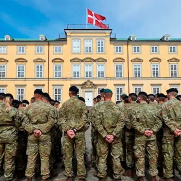 Soldater på række set bagfra ved Frederiksberg slot.