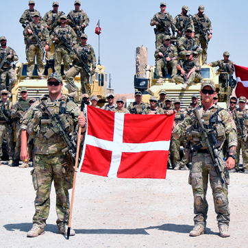 Udsendte soldater poserer med Dannebrog.