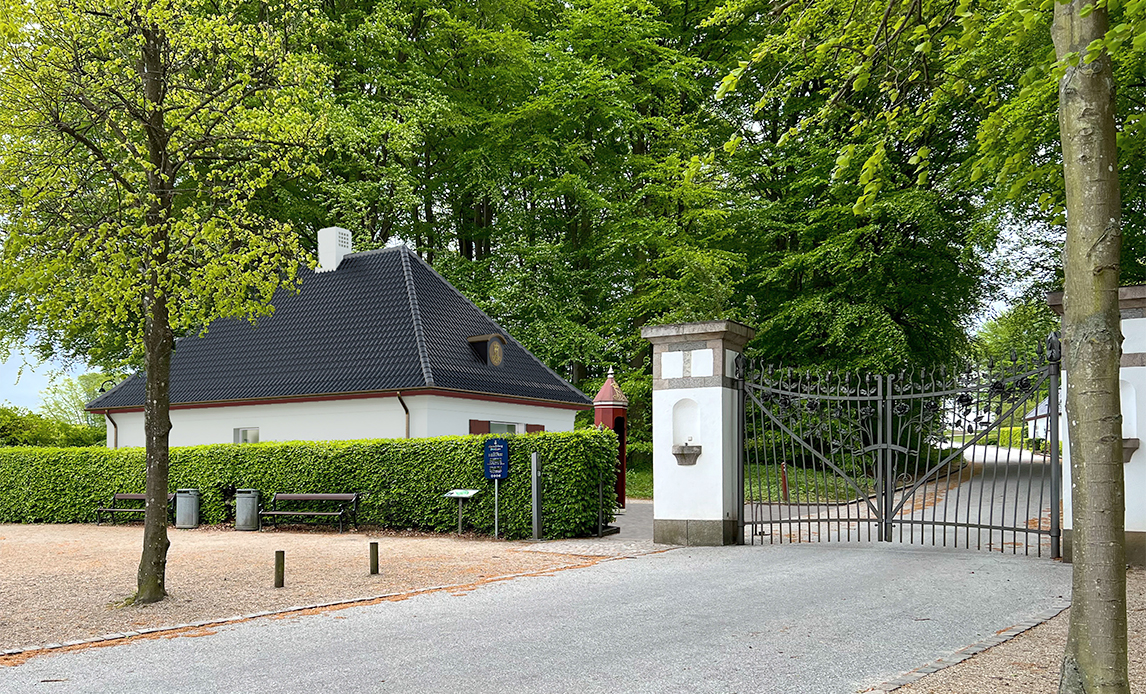 Forsvarsministeriets Ejendomsstyrelse opfører i 2024 en ny vagtbygning ved Marselisborg Slot.