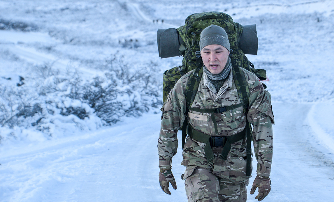 Soldat i sne fra Arktisk Basisuddannelse