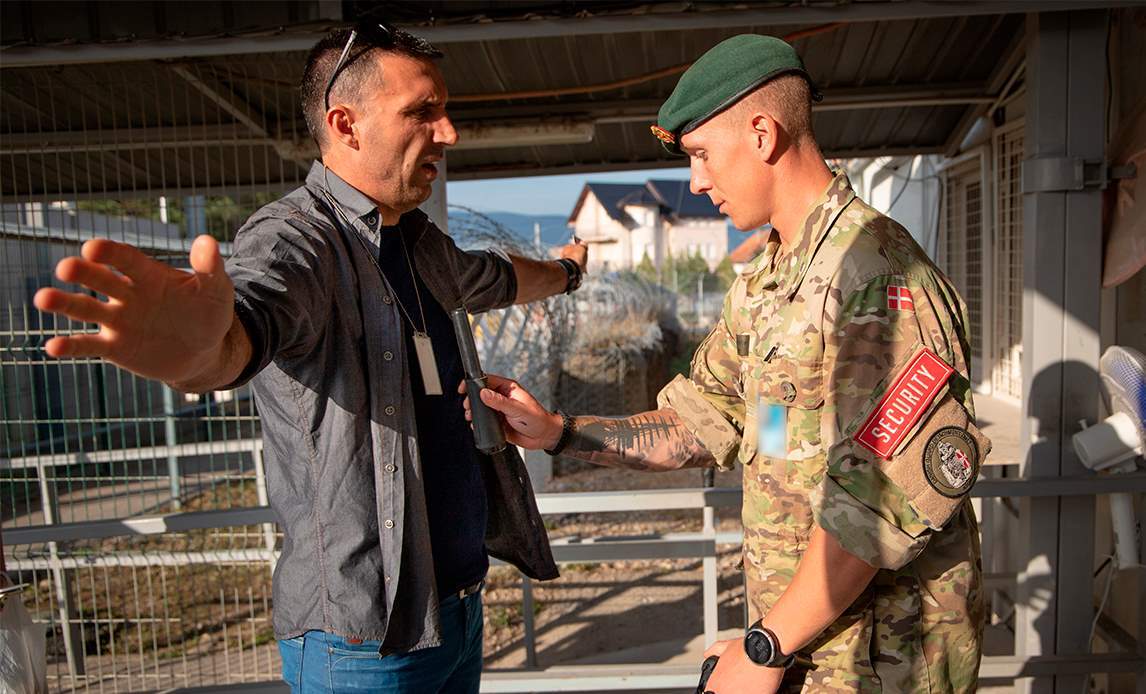 Hovedopgaven for de 35 danske soldater i Kosovo Force (KFOR) er bevogtning af Camp Marechal De Lattre de Tassigny ved Novo Selo. Adgangskontrol, search af biler ved indgangen til lejren.