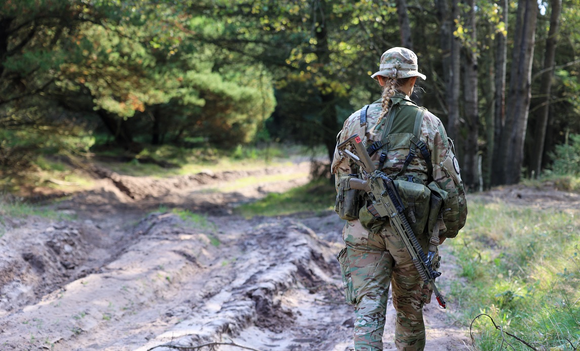 Værnepligtig på øvelse.