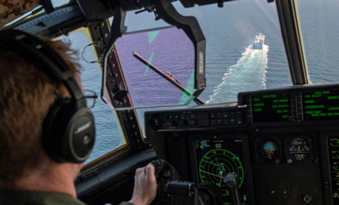 Besætningen på C-130'eren afsøger store havområder