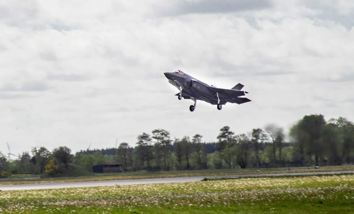 Norsk F-35 letter fra Flyvestation Skrydstrup.