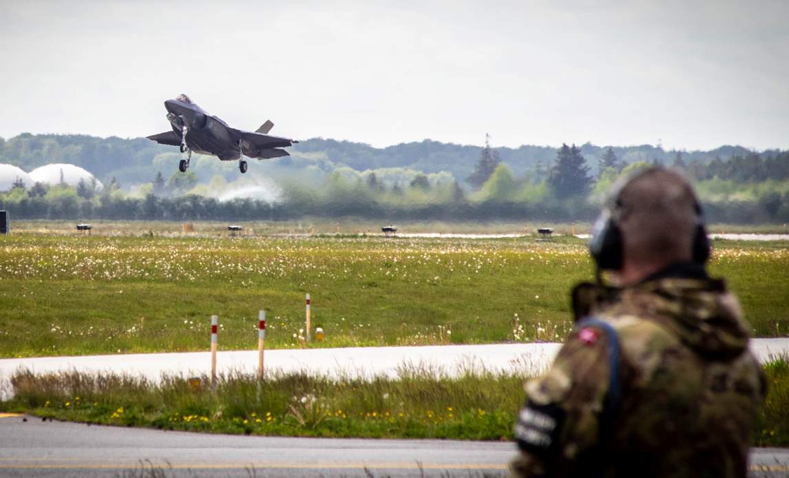 Norsk F-35 letter fra Flyvestation Skrydstrup.