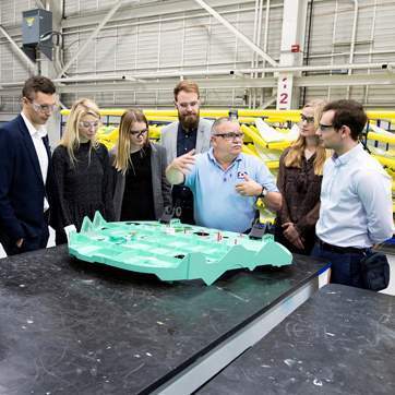Produktions- og ingeniørpraktikanter fra Aarhus Universitet og Danmarks Tekniske Universitet fik mulighed for at besøge Lockheed Martins fabrik i Fort Worth, Texas.