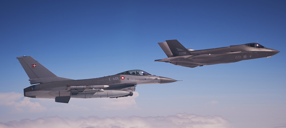 F-16 og F-35 over Danmark.
