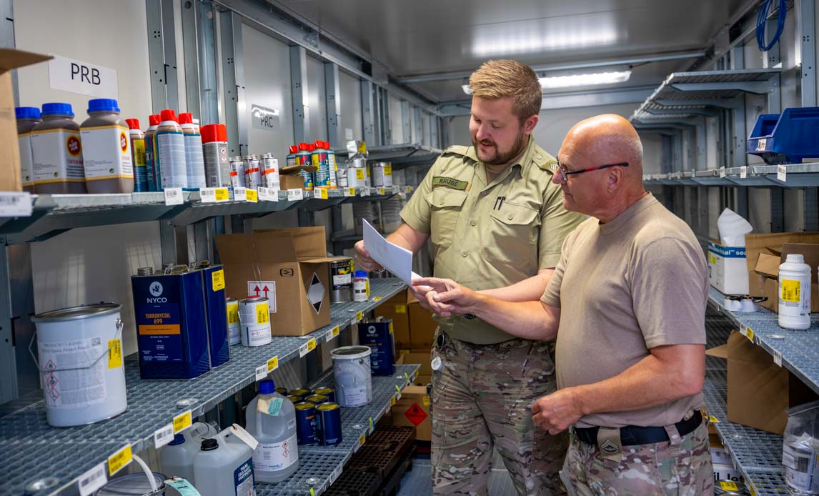 Forsynere på lageret hos Helicopter Wing