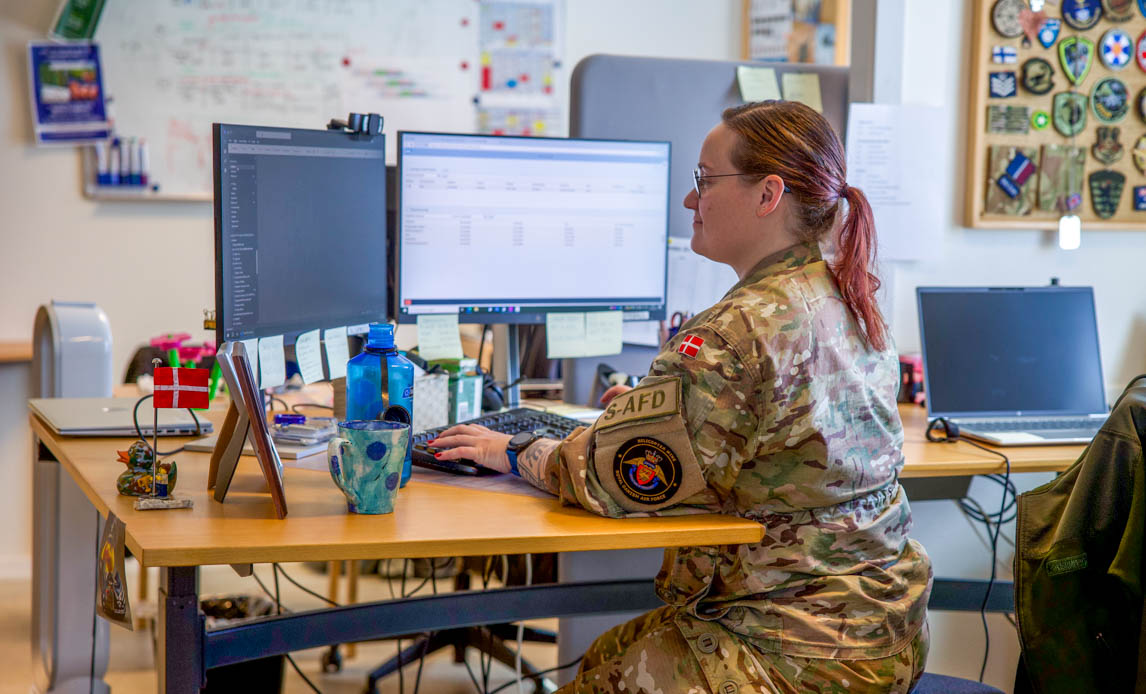 Kontormedarbejder på kontor foran computer