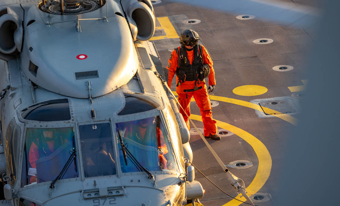 TACCO på dækket af skib ved siden af helikopter
