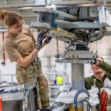 Flymekaniker arbejder på helikopterrotor