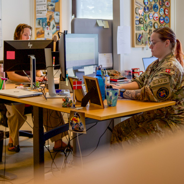 kontormedarbejdere på kontor