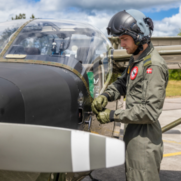 pilot ved siden af t-17 fly