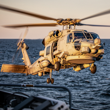 Helikopter og skib i baggrunden