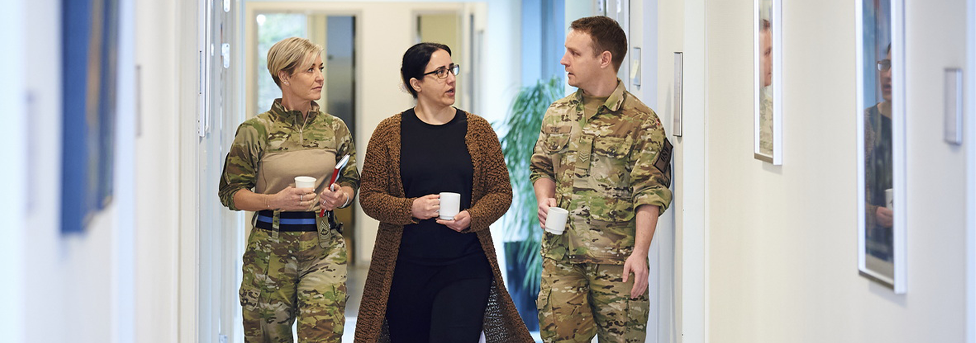 Medarbejdere ved Flyvevåbnets Administrative Fællesskab går på kontorgang og snakker sammen