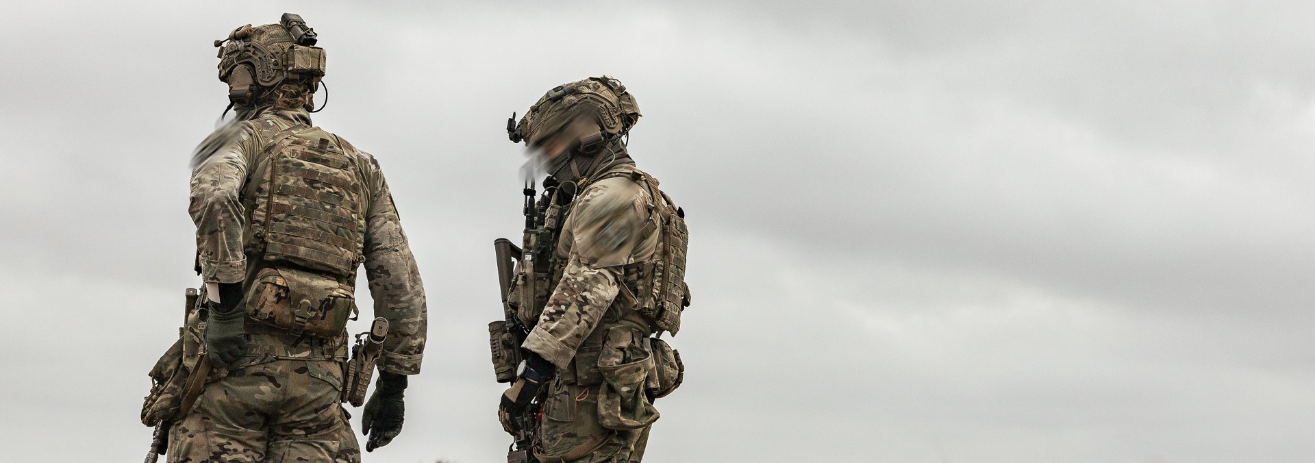 To medarbejdere fra Air Mobile Protection and Recovery ses med ryggen til.