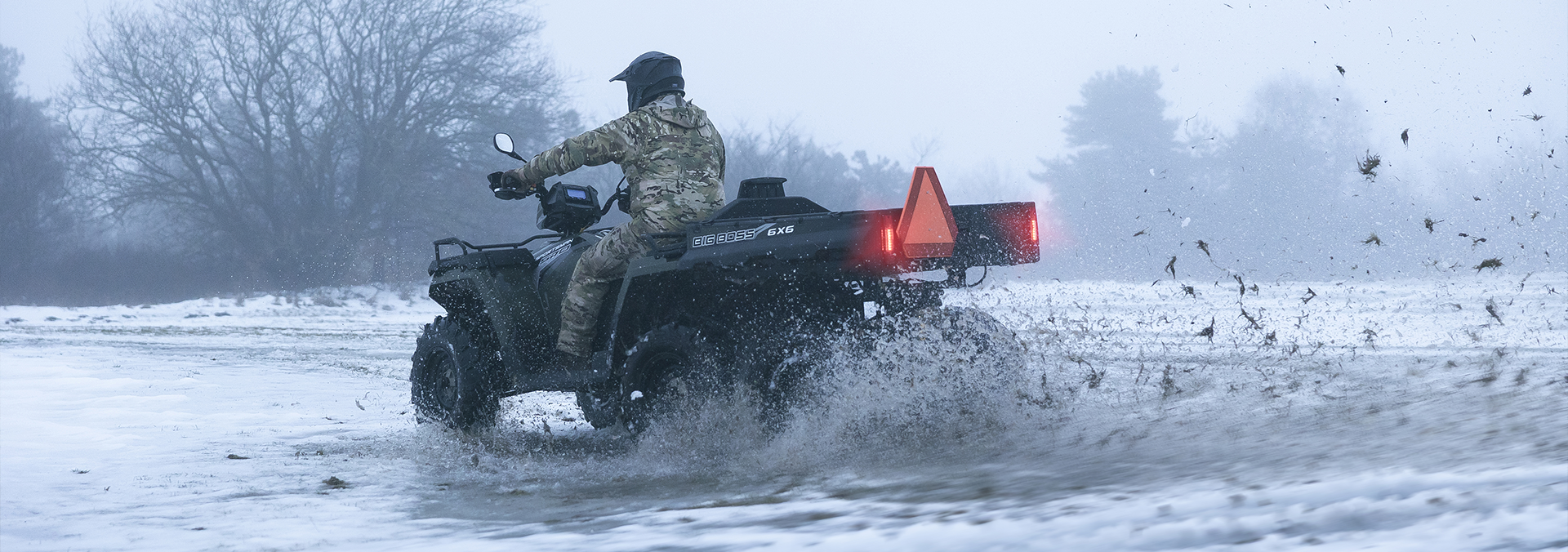 Medarbejder fra Bevogtning kører på ATV i sne