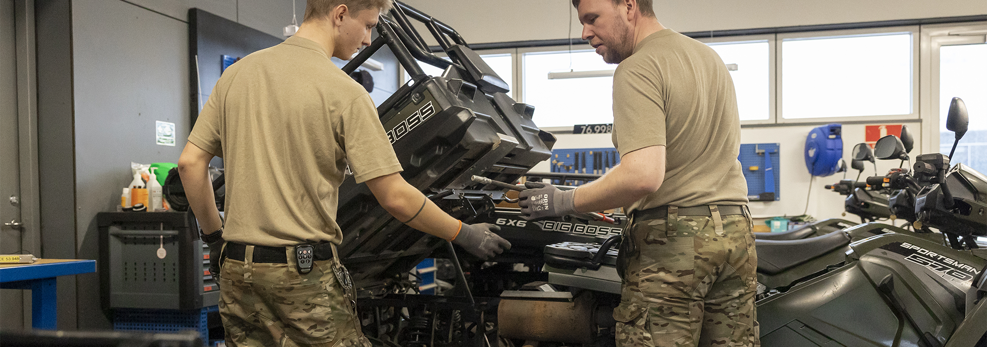 To logistikmedarbejdere fra OSW's KØR-team servicerer en ATV