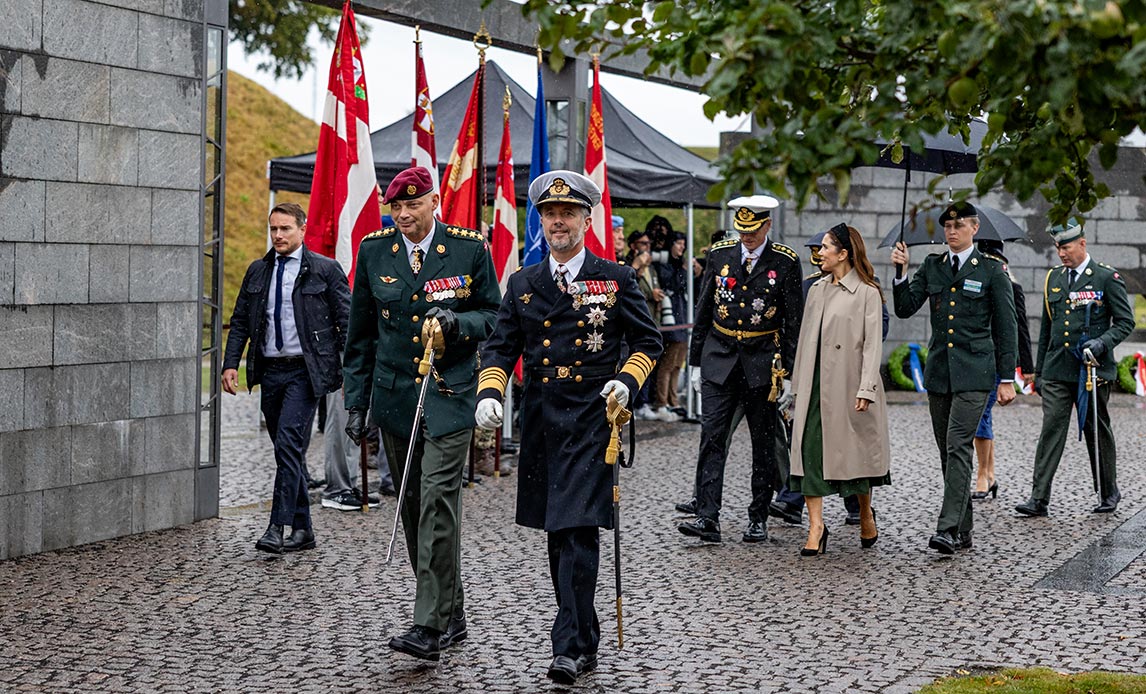 Kongeparret ankommer til Kastellet på flagdagen. Her holdt Folketingets formand og forsvarsministeren taler.