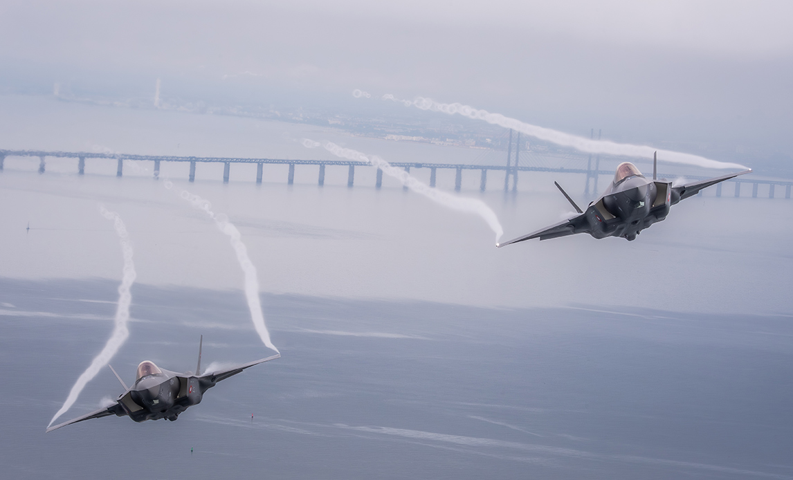 To danske F-35 fly foran Storebælts broen