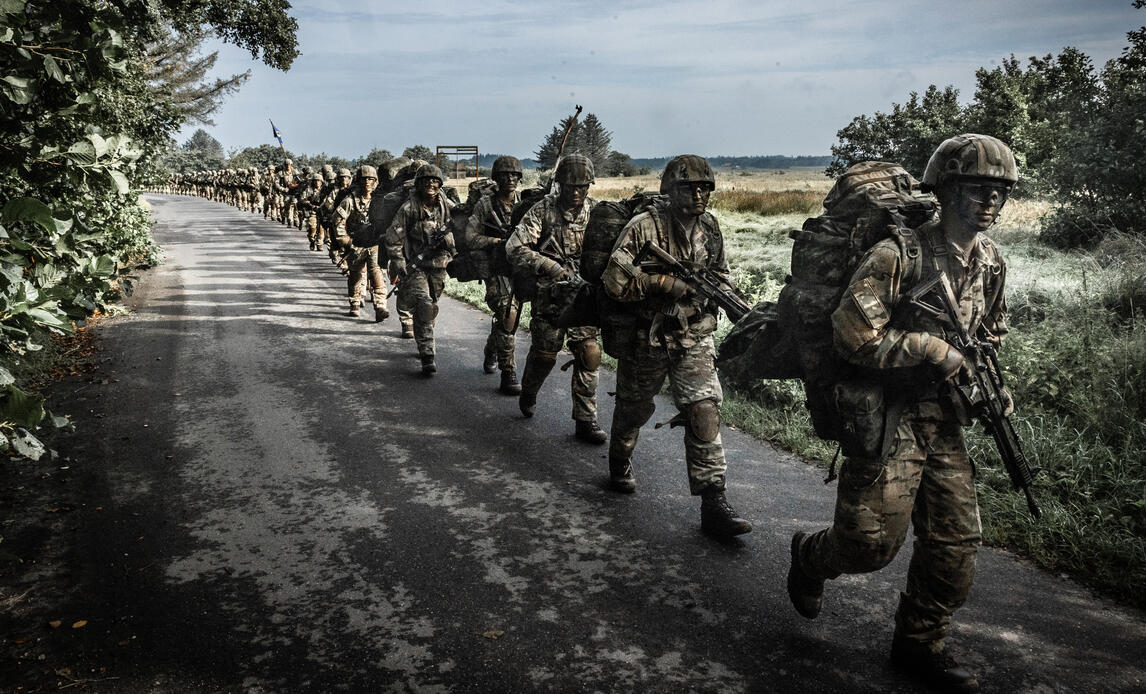 Værnepligtige ved Danske Artilleriregiment på march i september 2025.