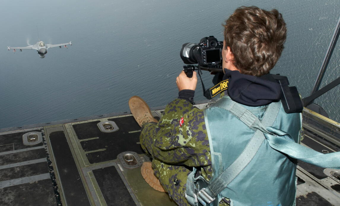 Danske F-16 overflyver København med videre i forbindelse med 100 års jubilæet for dansk militær flyvning.