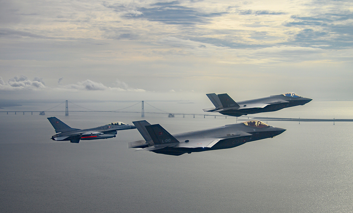 F-35 og F-16 flyver forbi Storebæltsbroen