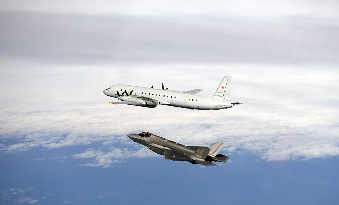 Et dansk F-35 følger et russisk fly. De danske F-35 piloter blev sendt i luften fra Fighter Wing Skrydstrup og ved ankomsten over Østersøen, kunne de visuelt bekræfte at flyet, der indtil da var blevet fulgt af jordbaserede radarer, var et russisk militærfly af typen IL-20 COOT-A. Flytypen er designet til overvågning og efterretningsindhentning.